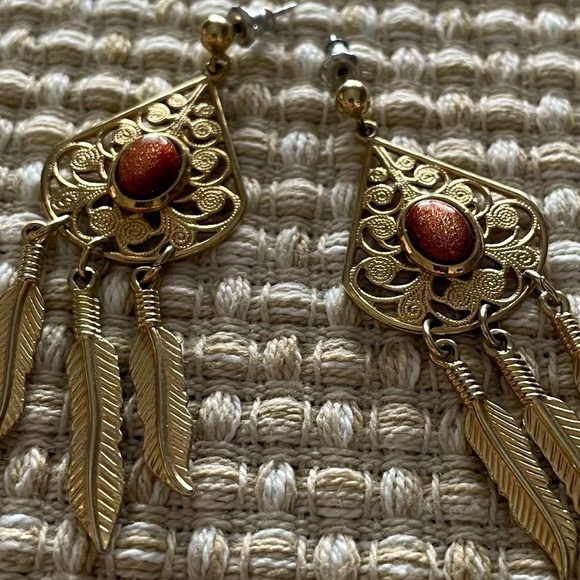 NWOT Gold Metal Feathers and Goldstone Post Earrings - Picture 2 of 7